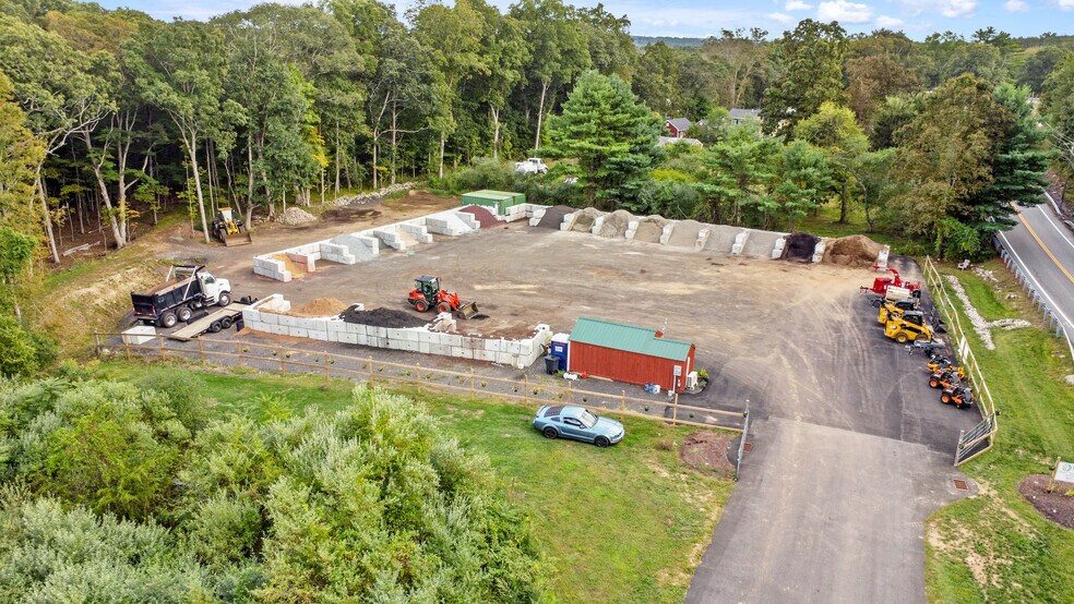 124 Norwich Westerly Rd, North Stonington, CT à vendre - Photo de l’immeuble – Image 2 sur 11