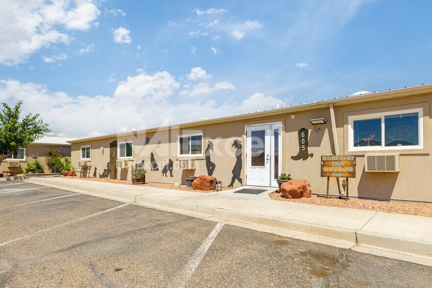 605 S Independence Dr, Big Water, UT à vendre - Photo de l’immeuble – Image 3 sur 4