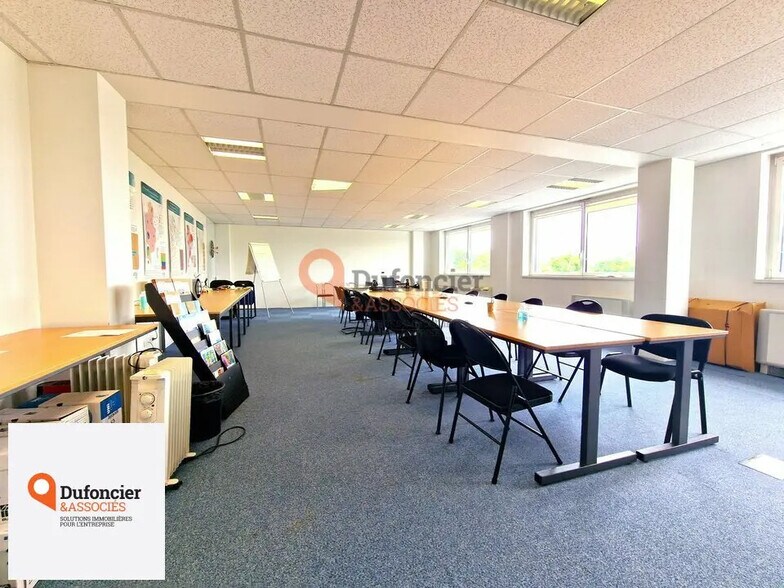Bureau dans Chasseneuil-du-Poitou à vendre - Photo de l’immeuble – Image 3 sur 8
