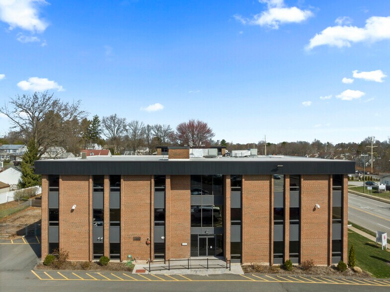 449 Silas Deane Hwy, Wethersfield, CT à vendre - Photo de l’immeuble – Image 2 sur 30