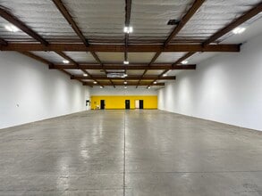 9741-9803 Independence Ave, Chatsworth, CA à louer Photo intérieure– Image 2 sur 11