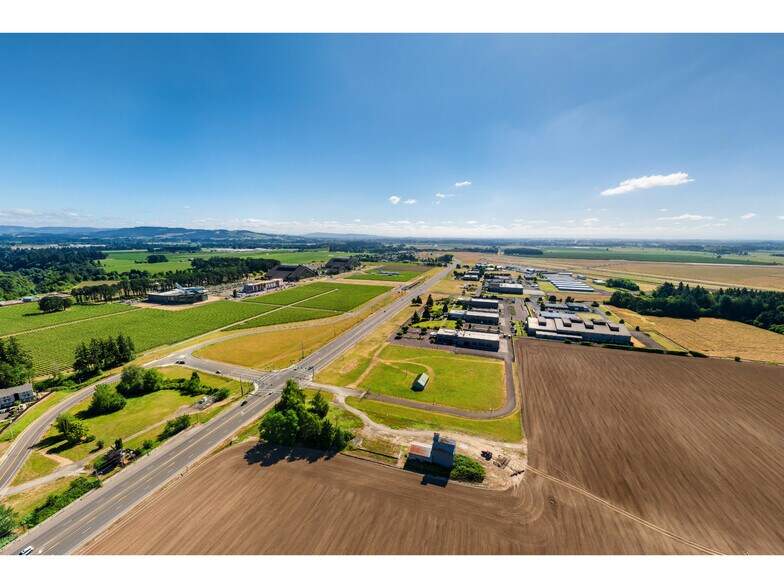 3330 SE Three Mile Ln, McMinnville, OR à vendre - Photo de l’immeuble – Image 3 sur 33