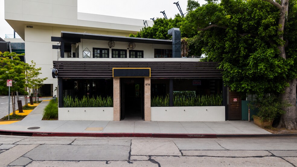 616 N Robertson Blvd, West Hollywood, CA à vendre - Photo de l’immeuble – Image 2 sur 15