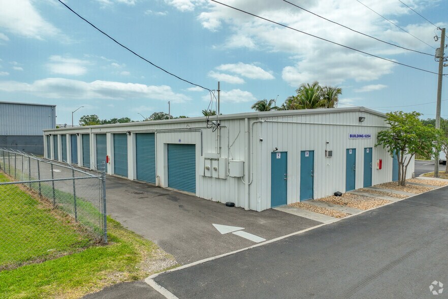Laser Focus Workshops - Pinellas Park, F portefeuille de 2 biens à vendre sur LoopNet.fr - Photo de l’immeuble – Image 1 sur 22