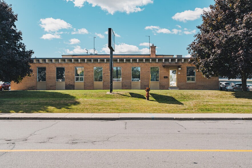 700 Montée de Liesse, Montréal, QC à vendre - Photo de l’immeuble – Image 3 sur 7