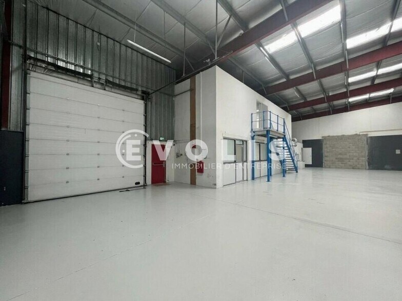 33 Avenue Des Frères Montgolfier, Chassieu à louer - Photo de l’immeuble – Image 3 sur 10