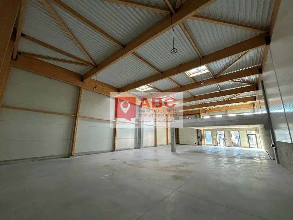 Local d’activités dans Gallargues-le-Montueux à louer Photo de l’immeuble– Image 1 sur 5