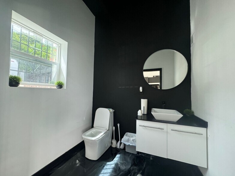 5126 NW 7th Ave, Miami, FL à louer - Photo de l’immeuble – Image 3 sur 4