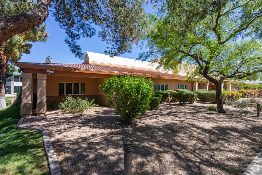 4765 S Lakeshore Dr, Tempe, AZ à vendre - Photo de l’immeuble – Image 3 sur 10