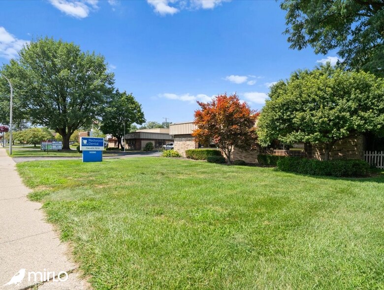 32280 5 Mile Rd, Livonia, MI à vendre - Photo de l’immeuble – Image 3 sur 7