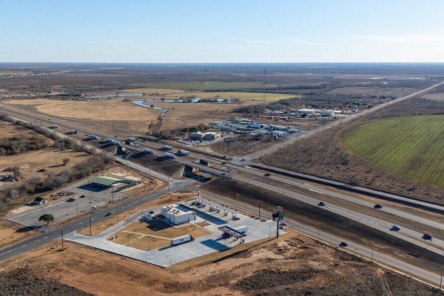 967 S Interstate 35, Pearsall, TX à vendre - Photo de l’immeuble – Image 3 sur 3