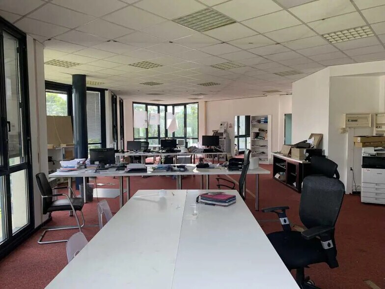 Local d’activités dans Créteil à louer - Photo de l’immeuble – Image 3 sur 8