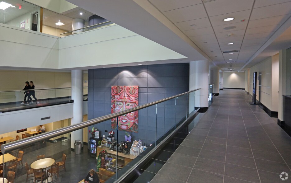 1000 Woodbury Rd, Woodbury, NY à louer - Hall d’entrée – Image 3 sur 33