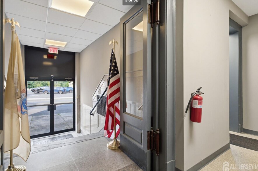 44 N Main St, Milltown, NJ à louer - Hall d’entrée – Image 3 sur 14