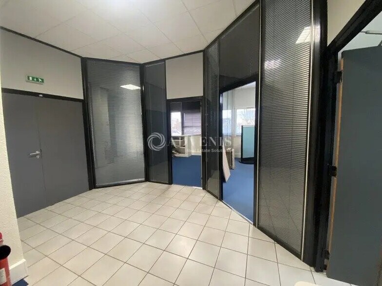 Bureau dans Bièvres à louer - Photo de l’immeuble – Image 3 sur 12