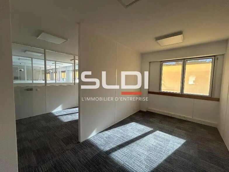 Bureau dans Écully à louer - Photo de l’immeuble – Image 3 sur 12