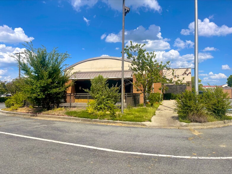 8648 Jw Clay Blvd, Charlotte, NC à vendre - Photo de l’immeuble – Image 3 sur 7