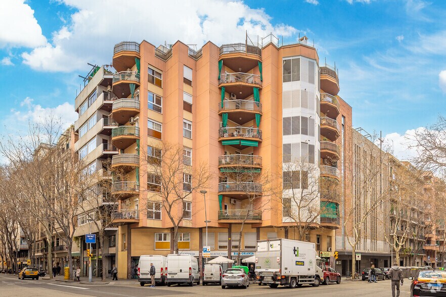 Immeuble residentiel dans Barcelone, Barcelona à vendre - Photo principale – Image 1 sur 10