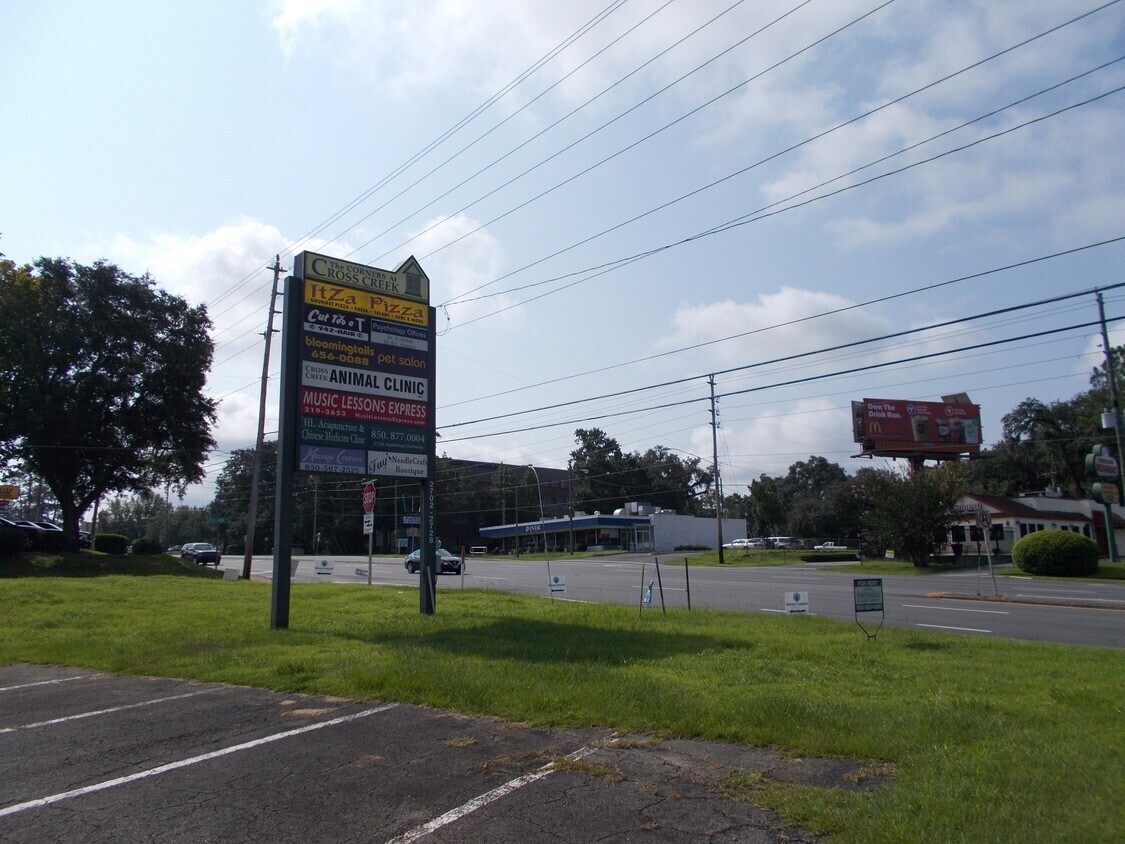2702-2728 Apalachee Pky, Tallahassee, FL 32301 - Lot 2718 - - Photo intérieure - Image 1 of 5