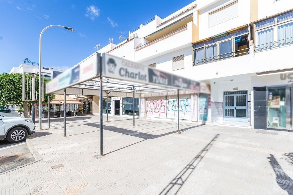 Local commercial dans Roquetas de Mar, Almería à vendre Photo de l’immeuble– Image 1 sur 14