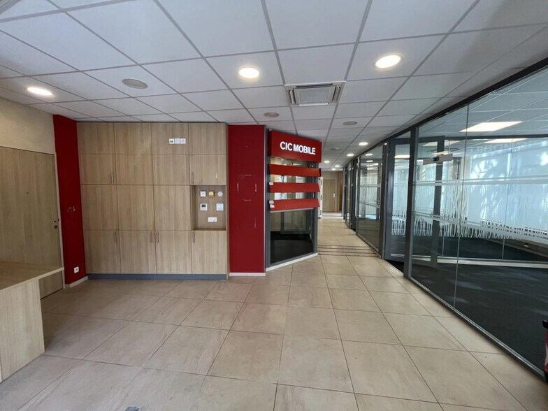 Local commercial dans Cagnes-sur-Mer à louer - Photo de l’immeuble – Image 3 sur 8