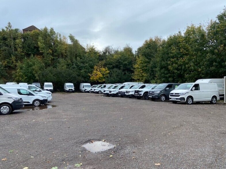 Rear Compound, Glebeland Centre, Vincent Lane, Dorking à louer - Photo de l’immeuble – Image 2 sur 3