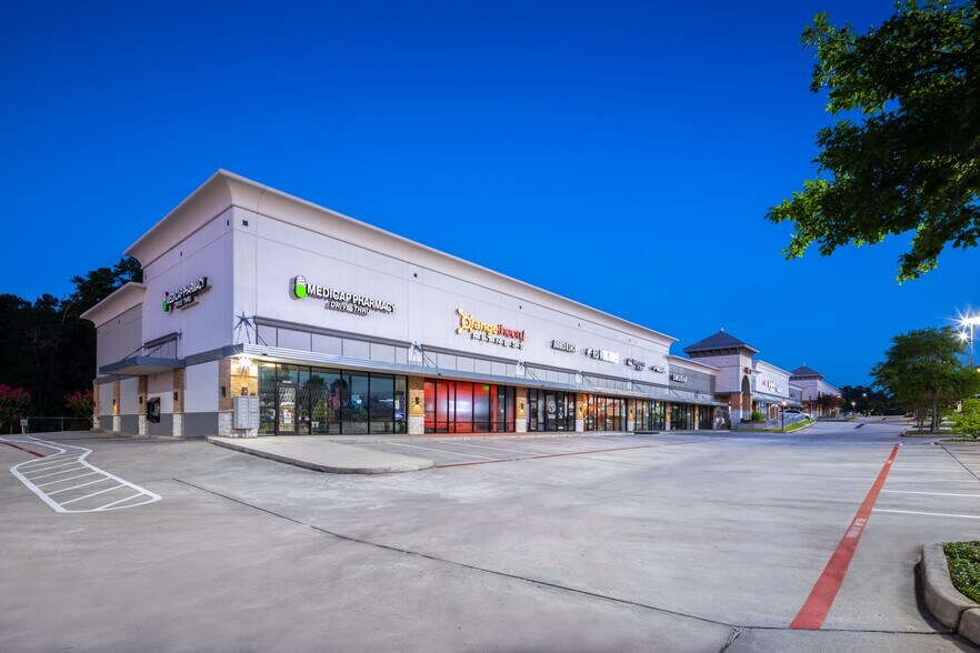 2105-2129 W Davis St, Conroe, TX à louer - Photo de l’immeuble – Image 3 sur 32