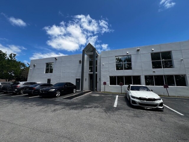 2627 NE 203rd St, Aventura, FL à louer - Photo de l’immeuble – Image 3 sur 4