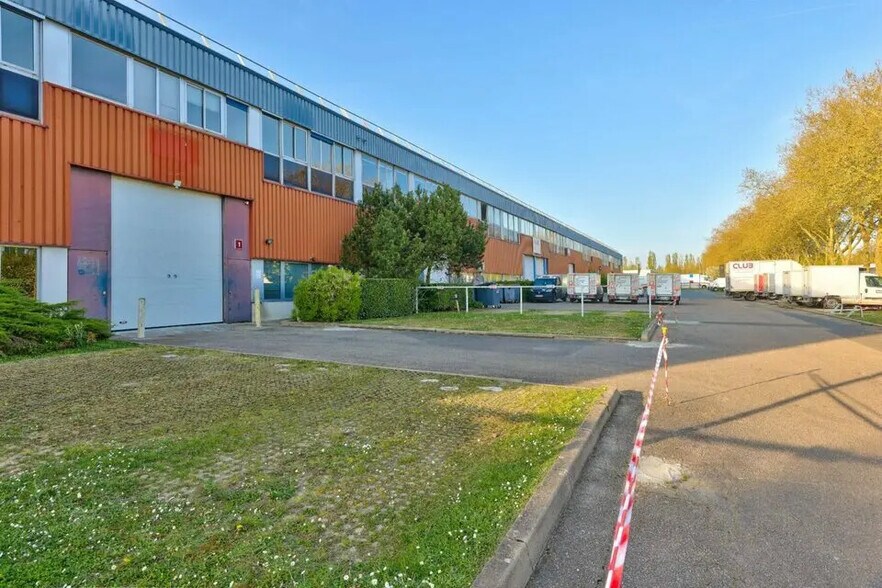 Local d’activités dans Trappes à louer - Photo de l’immeuble – Image 2 sur 3