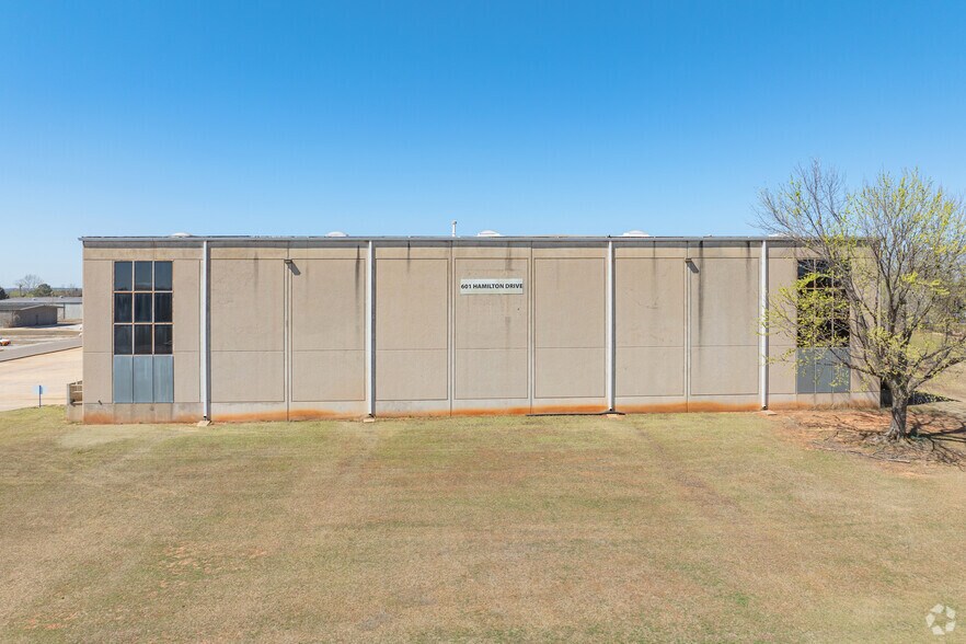 601 N Hamilton Dr, Noble, OK à vendre - Photo de l’immeuble – Image 3 sur 11