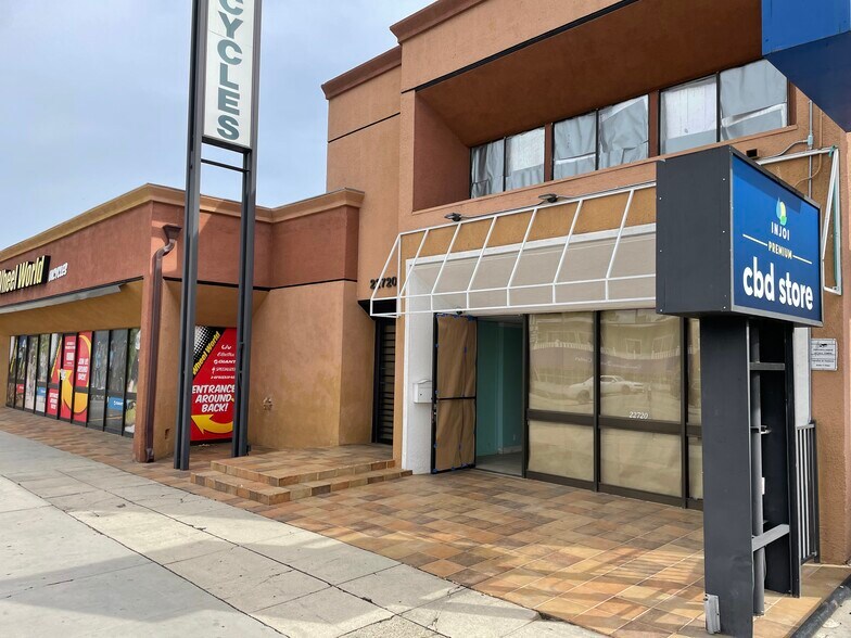 22720 Ventura Blvd, Woodland Hills, CA à louer - Photo de l’immeuble – Image 2 sur 9
