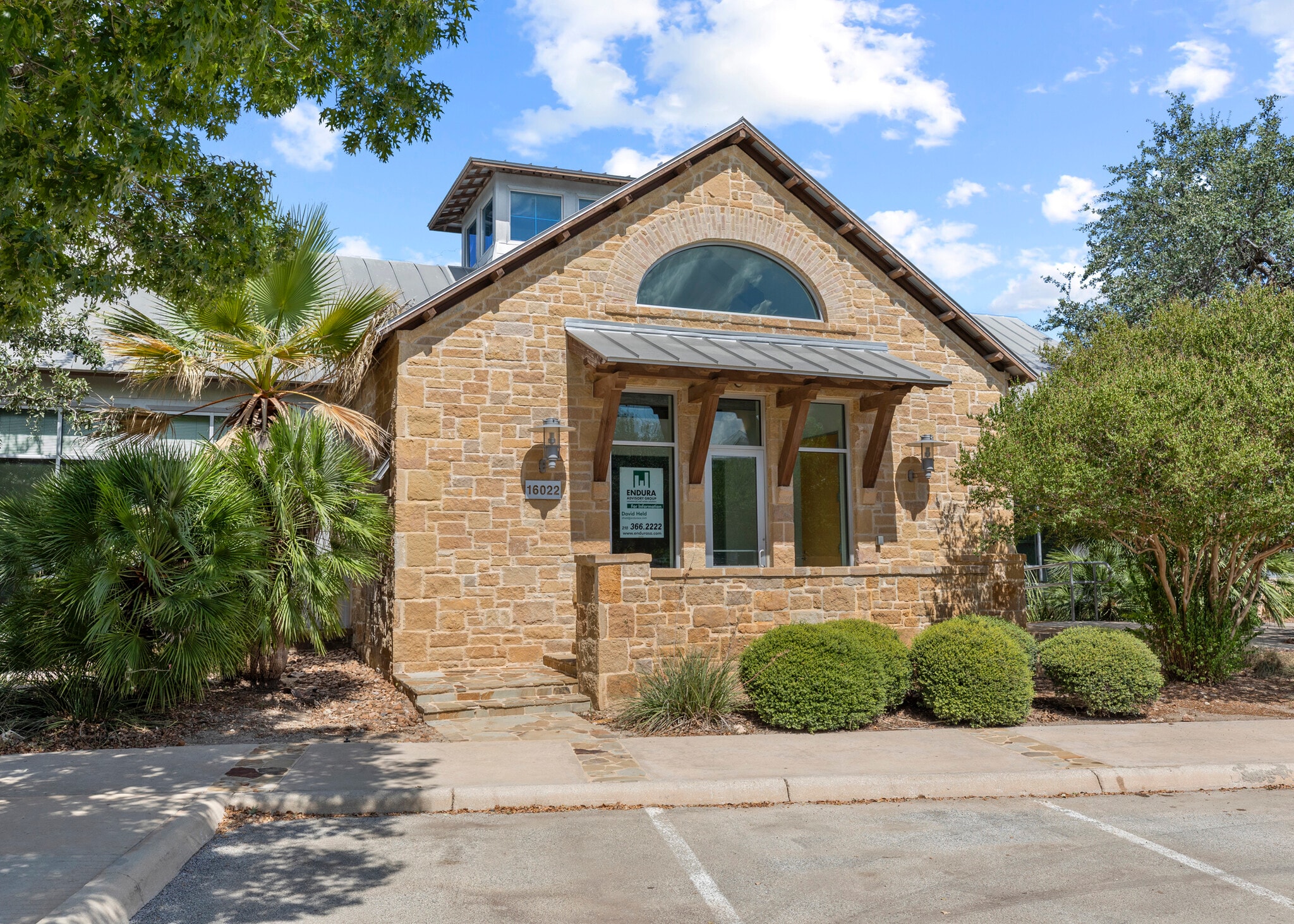16022 Via Shavano, San Antonio, TX à louer Photo de l’immeuble– Image 1 sur 17