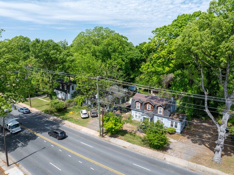 3921-3945 The Plaza, Charlotte, NC à louer - Photo de l’immeuble – Image 2 sur 5