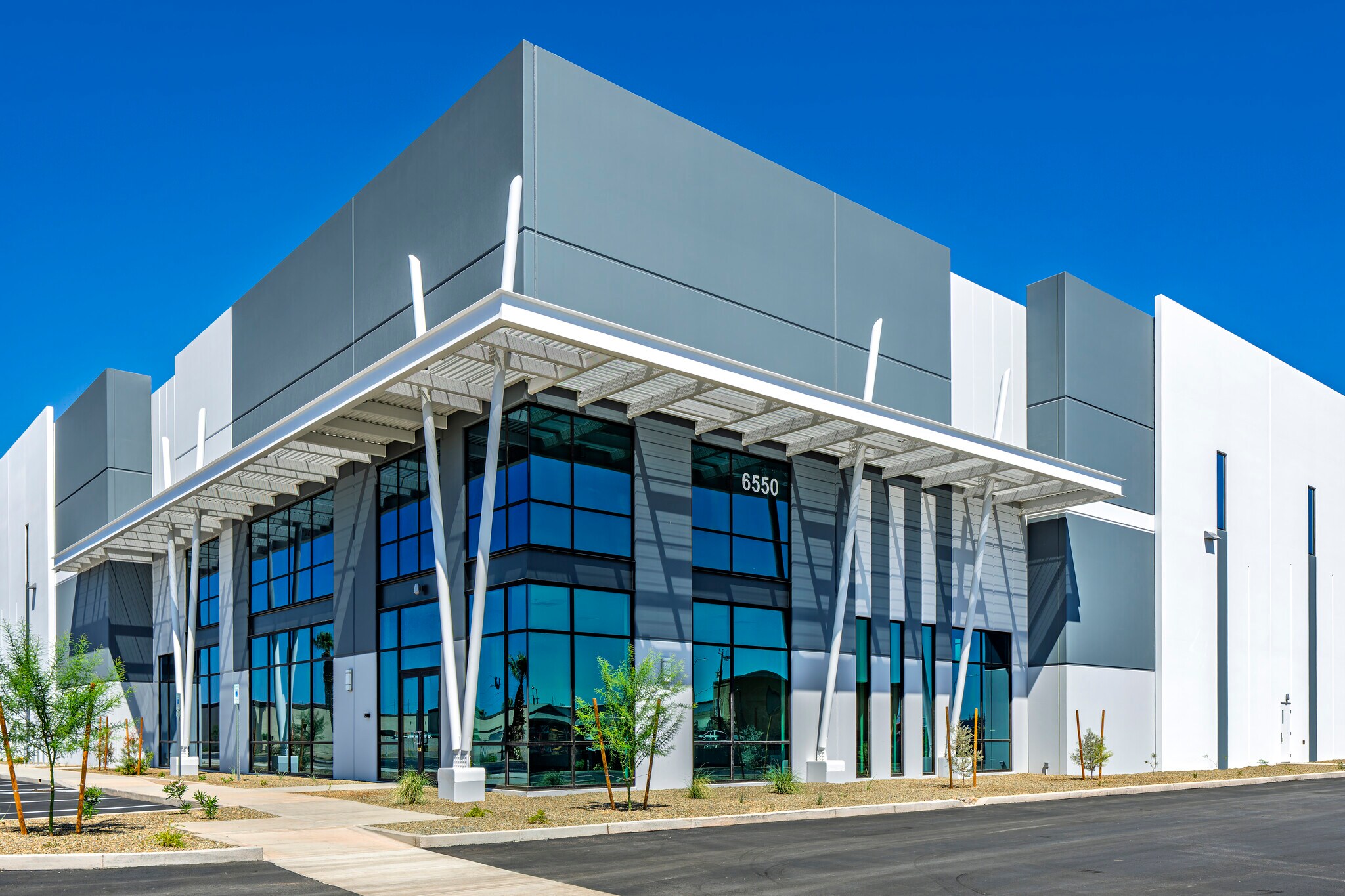 6550 W Orangewood Ave, Glendale, AZ à louer Photo de l’immeuble– Image 1 sur 19