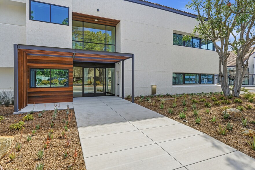 5677 Oberlin Dr, San Diego, CA à vendre - Photo de l’immeuble – Image 3 sur 22