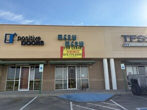 1060 Doniphan Park Cir, El Paso, TX à louer Photo de l’immeuble– Image 1 sur 2