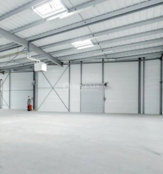 Local d'activités dans Piolenc à vendre - Photo de l’immeuble – Image 3 sur 7