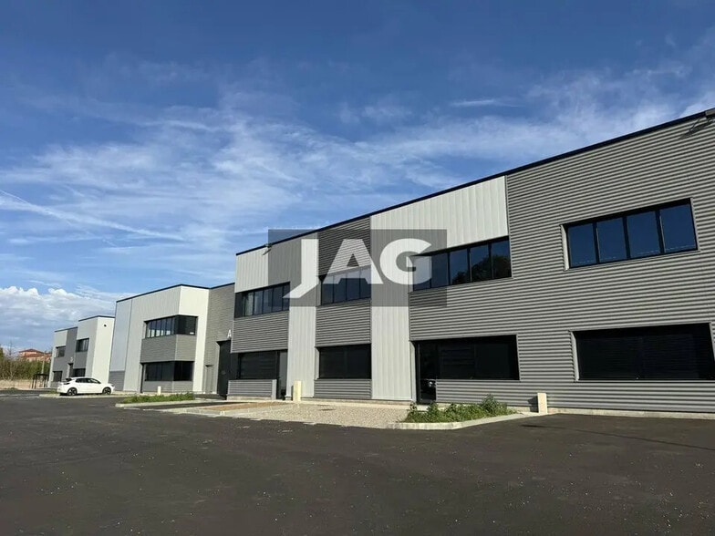 Local d'activités dans Pierre-Bénite à vendre - Photo de l’immeuble – Image 3 sur 14
