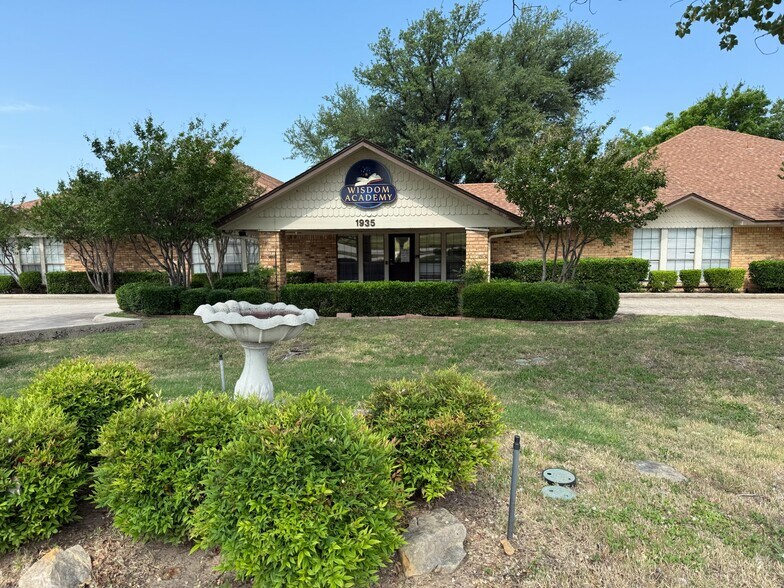 1935 Old Denton Rd, Carrollton, TX à vendre - Photo de l’immeuble – Image 1 sur 14