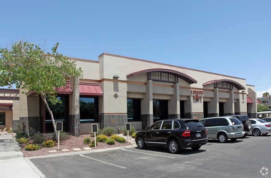 2701 E Camelback Rd, Phoenix, AZ à louer - Photo de l’immeuble – Image 1 sur 7