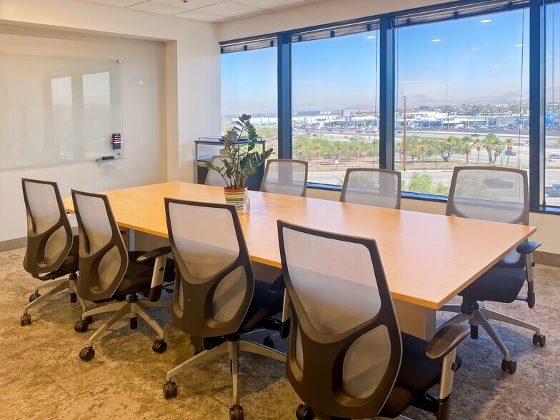 23046 Avenida de la Carlota, Laguna Hills, CA à louer - Photo intérieure – Image 3 sur 15