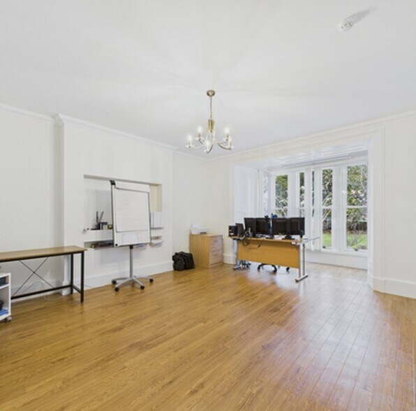 69 South Guildry St, Elgin à louer - Photo de l’immeuble – Image 2 sur 11