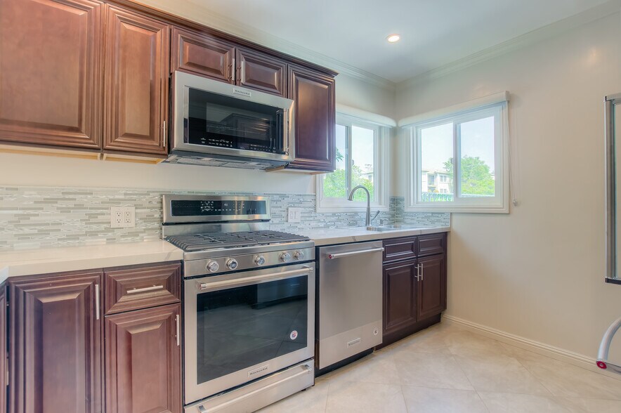 1301 S Beverly Glen Blvd, Los Angeles, CA à vendre - Photo de l’immeuble – Image 2 sur 10