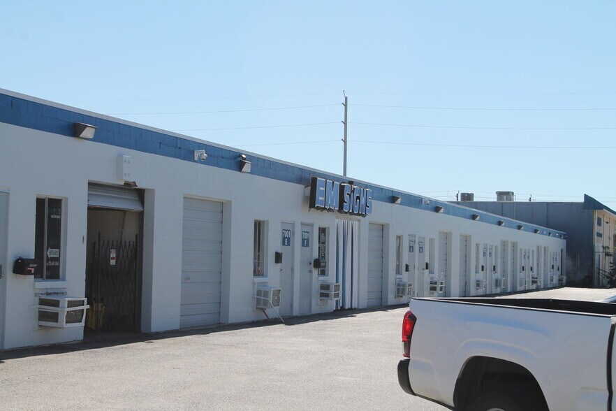 7001 Mullins Dr, Houston, TX à louer - Photo de l’immeuble – Image 2 sur 2