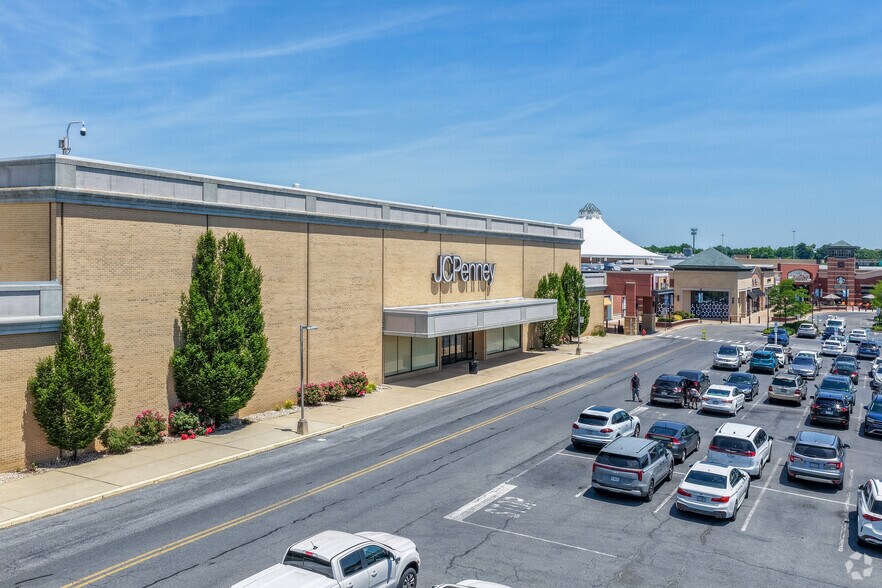 142 Park City Ctr, Lancaster, PA à louer - Photo de l’immeuble – Image 2 sur 8