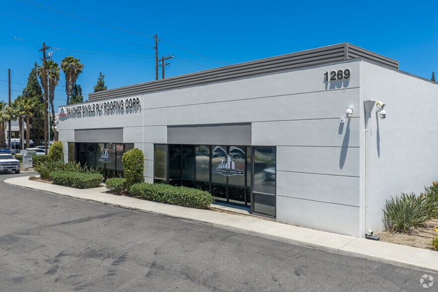 1269 W Pomona Rd, Corona, CA à louer - Photo de l’immeuble – Image 3 sur 5