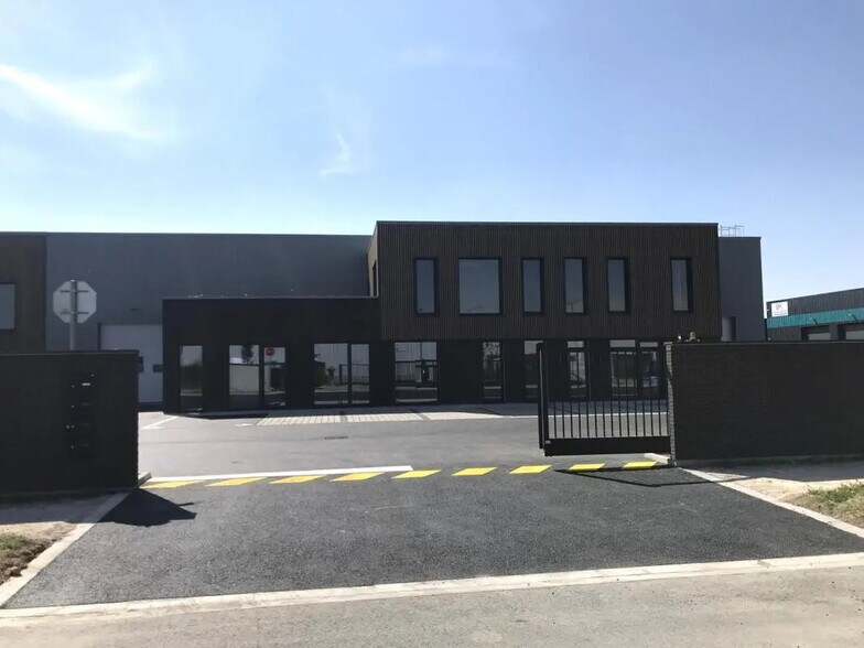 Local d’activités dans Cysoing à louer - Photo de l’immeuble – Image 1 sur 8