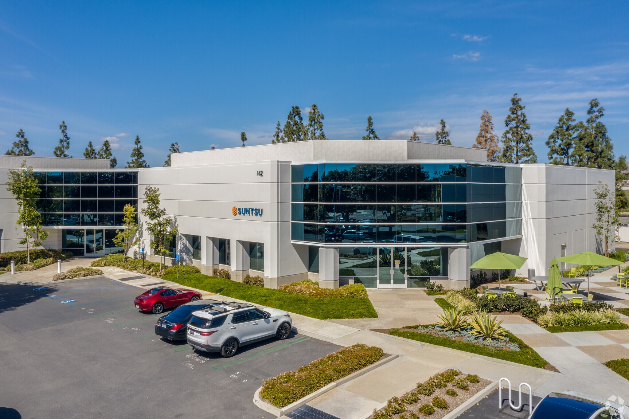 142 Technology Dr, Irvine, CA à louer Photo principale– Image 1 sur 10