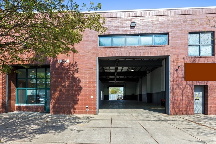 19-50 Steinway St, Astoria, NY à louer Photo de l’immeuble– Image 1 sur 19