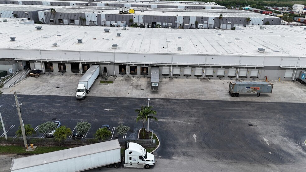 9400 NW 104th St, Medley, FL à louer - Photo de l’immeuble – Image 3 sur 4